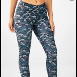 𝅺fabletics Powerhold Define Mid-Rise Capri in Camo Size Medium.